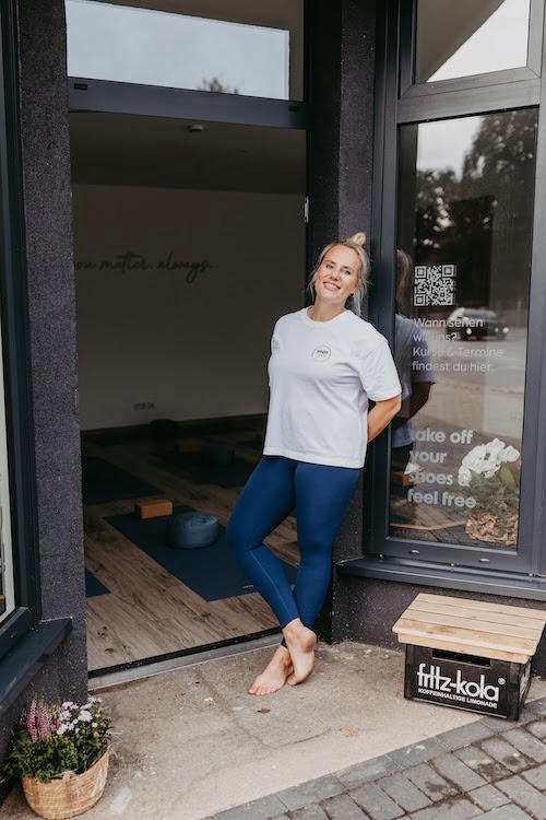 Yogalehrerin. Coach. Surfer. Powerwoman. Yogalehrerin. Coach. Surfer. Powerwoman.